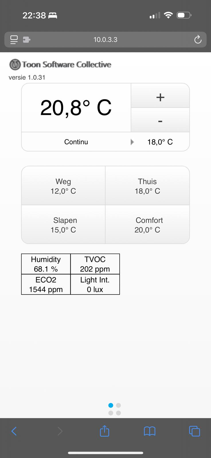 Toon mobile webinterface op een smartphone met temperatuur en programma's